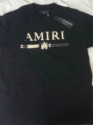 Svart AMIRI t-shirt med tryck -  Säljer ett par helt nya Amiri tröja, aldrig använda.