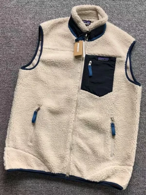 "KÖP EJ! Intressekoll Patagonia Retro-X Vest - INTRESSEKOLL! Tryck EJ på köp. Får in två (2) helt nya Patagonia Retro-X (NWT) i storlek Medium i början av april. Denna modell är extremt eftertraktad och svår att få tag på! Pris: 1350 kr. Skicka DM direkt för att förhandsboka och säkra din innan de landar. Först till kvarn gäller! 🤝 