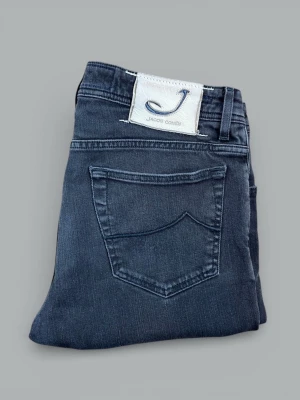 Gråa Jacob Cohën "688 COMFORT" Jeans | W33 - • The garment has been gently used and is in very good condition  • Size: W33  • Retail price: 5500 SEK / 522€  • Outer leg-length: 104cm