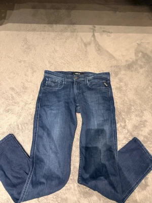 Replay anbass - Säljer ett par blåa Replay Anbass jeans. Dessa är riktigt sköna och enkla att styla. Nyskick stl 31 32. Bara att fråga om ni har frågor!