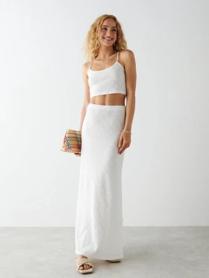 Vit långkok - Säljer en vit virkad långkjol med ett rutmönster. Superfin till sommaren men är tyvärr för kort för mig! 😭💗