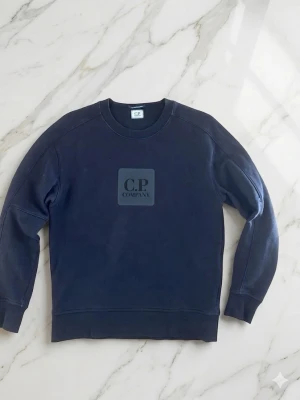 Svart sweatshirt från C.P. Company - Svart sweatshirt från C.P. Company. Bra skick , lite solblekt. Storlek S