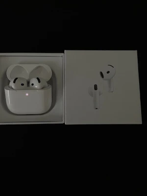 AirPods 4 ANC - AirPods gen 4 med brusreducering. Helt nya och i originalförpackning. Skriv för bilder eller vid frågor