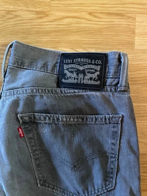 Levis jeans - Säljer ett par grå jeans från Levi's med klassisk rak passform. Bara höra av dig vid intresse!