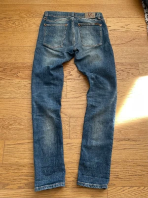 Nudie jeans - Tjena! Säljer nu dessa Nudie jeans. Storlek 30x32. Skick 9/10. Nypris på dessa är ca 1800 och mitt pris 599, (pris kan diskuteras vid snabb affär). Hör gärna av er vid minsta fundering/fråga. MVH JL Sellout