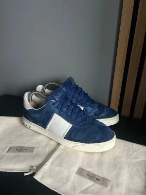 Valentino flycrews 41 - Säljer dessa riktigt snygga valentino flycrews i storlek 41. De är i använt men fint skick. Alla nitar finns kvar förutom 1. Allt på bilden fås med. Skriv vid fler frågor eller bilder 