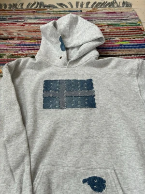 Handstitched ”SWEDEN” - Handsydd hoodie jag gjort själv. Hoodien har en slim fit passform och är gjort på 80% bomull och 20% polyester, designsen är av jeanstyg.