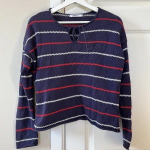 Mörkblå ”pippi tröja” ❤️💙🤍 - Mysig mörkblå stickad tröja från Gina Tricot. En så kallad ”Pippi tröja”. Köpt på Vinted men har ej kommit till användning.