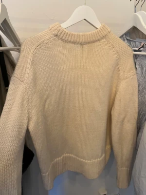 Stickad tröja - Säljer en stickad tröja från other stories som är köpt här på Plick💕