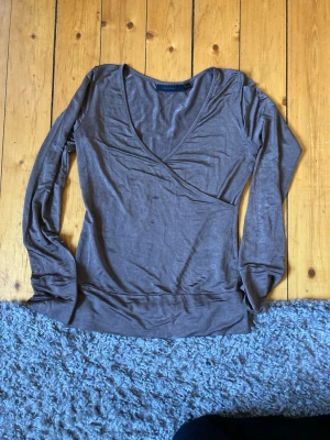 Brun omlott topp - Jätte fin, har en liten fläck (se bild) men den syns knappt!💞😊