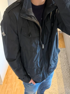 J.Lindeberg Field Jacket - J.Lindeberg Field Jacket | Storlek: M, passar dig runt 190 cm | Skick: 9/10, använd fåtal gånger | Bara att skriva vid funderingar✍️