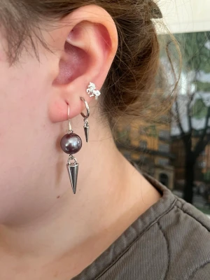 Lila örhängen med nitar handgjorda  - Jag skapar dessa örhängen av noggrant utvalda pärlhalsband från secondhand – ett medvetet val för att ge vackra material ett nytt liv. Alla örhängen är handgjorda och säljs i par 💖🫶🏻⚜️