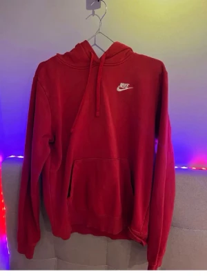 Nike hoodie - Jag säljer min röda Nike hoodie som är i bra skick och inget söndrigt. Den är i storlek S och hade kunnat sitta lite som M.