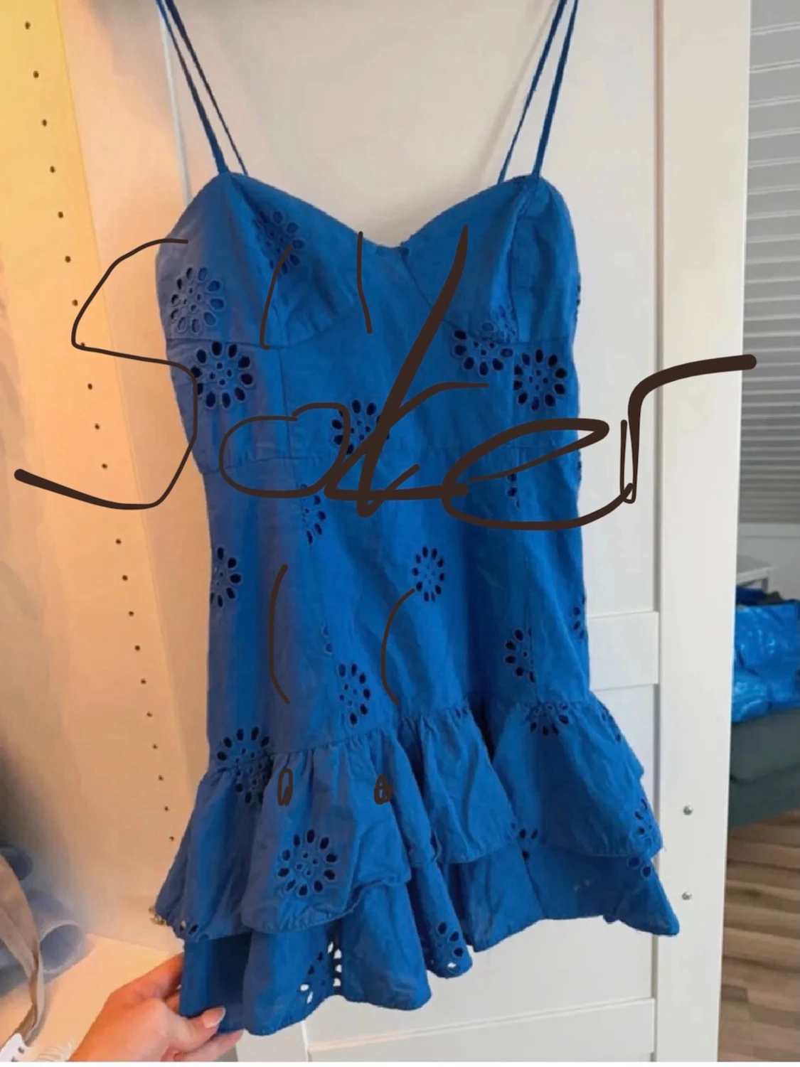 SÖKER Blå kort klänning med volang