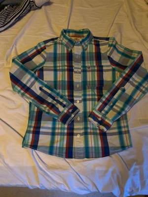 Hollister skjorta - Säljer en Hollister skjorta i fint skick, har du fler funderingar är det bara att höra av dig. 