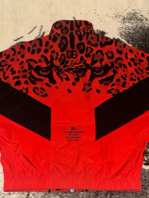 Dolce & Gabbana Röd Leopard Jacka  - Dolce & Gabbana bomber jacka i storlek 46/L   Röd med svarta leopardmönstrade detaljer  Inte använd bara provad   Nypris är runt 13000kr   Säljer för 3200 - Skriv vid intresse - Från Best Secret - Orderbekräftelse online
