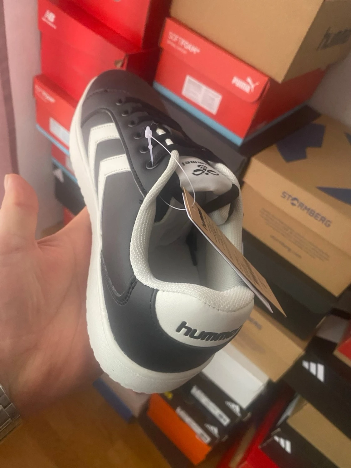 Svarta Hummel sneakers med vita detaljer - 2