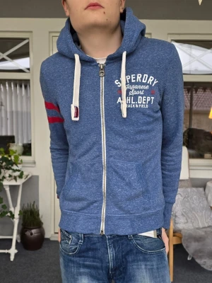 Superdry hoodie vintage - Superdry vintage hoodie, storlek Medium. Observera att trycket är lite sprucket. Hör av dig om di undrar något! ✨️