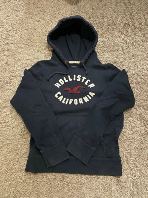 Mörkblå hoodie från Hollister - Säljer denna feta hoodien i storlek M inga defekter på den 