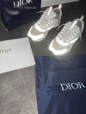 B22 skor - Använd ett par gånger pris kan gå ner vid snabb affär passar bra o är sköna. Riktigt snygga till sommaren