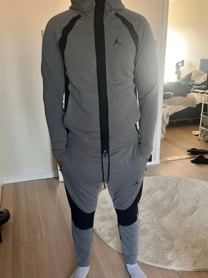 Jordan tracksuit - Säljer en grå och svart Jordan tracksuit i nyskick