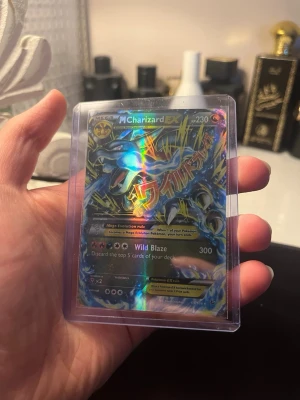 Mega Charziard Pokémon - Säljer otroligt fint charizard kort! Skriv dm för fler bilder eller funderingar!