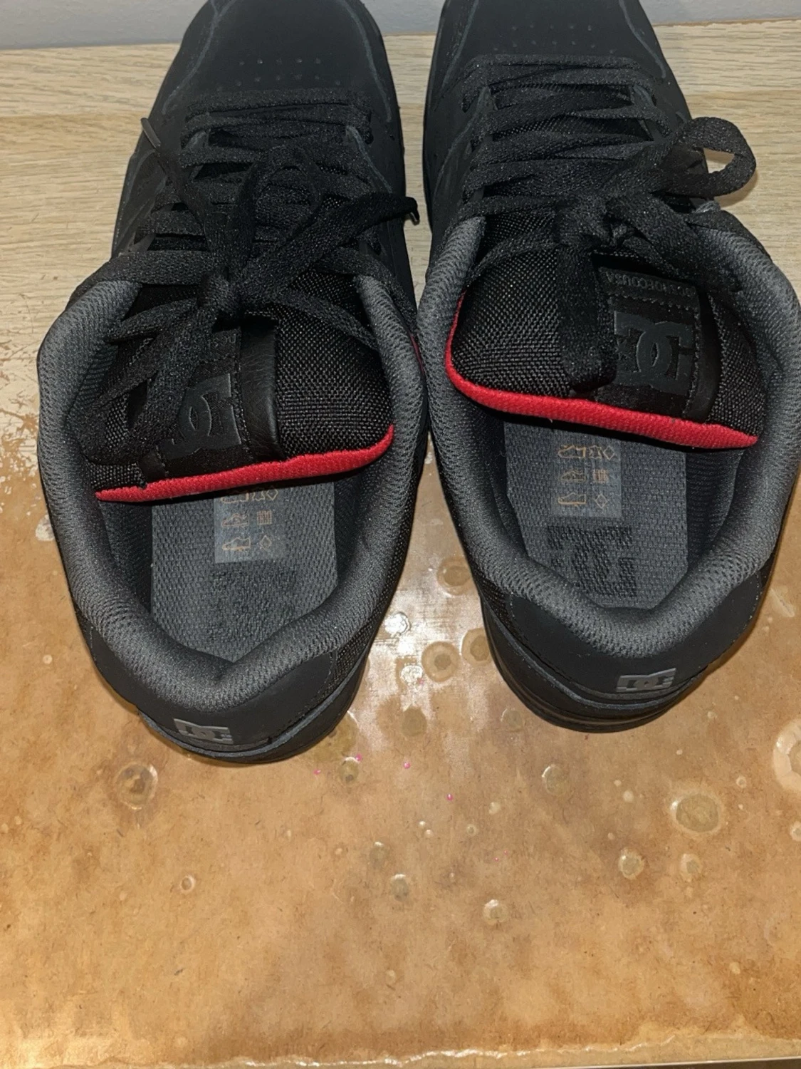 Svarta DC sneakers med röda detaljer - 3