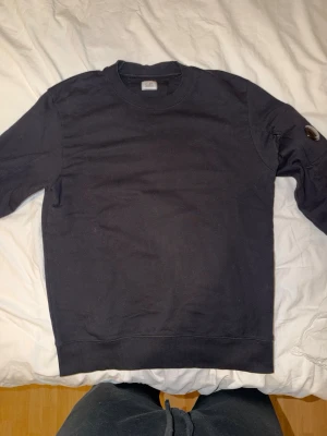 Svart sweatshirt från C.P. Company - Svart sweatshirt från C.P. Company med rund halsringning och klassisk passform. 
