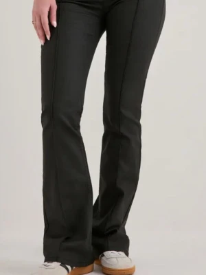 Svarta boot emit jeans med utsvängda ben - Snygga svarta jeans med bootcut och markerade sö instant m spare mmar keyword. Jeansen har hög midja och utsvängda size ben, vilket ger en trendig sil codu ett. Perfekta för dig som vill ha en avsmalnande passform upptill och smart retrostil-range. Knappt använd och nypris är 700kr.