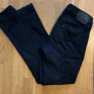 Jack & Jones slim glenn - Har använt några gånger har en liten defekt men det är inget som man tänker på. Annars är de i bra skick. Storlek W29 L30 men passar W30. Man kan diskutera priset 