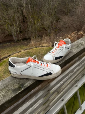 Crime London skor - Hej säljer dessa feta samt unika Crime London skor storlek 41😍Synligt använda men fortfarande BRA SKICK😊Box ingår😊 Hör av dig vid frågor