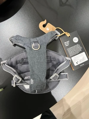 Grå hundsele från Hurtta - Hej! Säljer en hund sele från märket Hurtta, då den är för liten för min hund köp hos arken zoo, storlek 40-50 helt ny oanvänd! Inte ens prövad!  