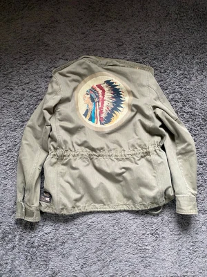 Ralph Lauren Field jacket - Säljer nu denna unika Field jacket från denim & supply/Ralph Lauren i storlek M. Jackan är i mycket bra skick utan hål eller defekter. Tveka inte om ni har ytterligare frågor😁