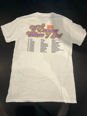Vit Hov1 tour t-shirt Vi Dansar Vidare i livet - Helt ny och aldrig använd ( darför den ligger i en påse! Vit t-shirt från Hov1 'Vi Dansar Vidare I Livet' och turnédatum. Klassisk passform och rund hals.❣️