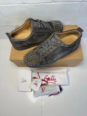 Christian Louboutin  - Christian Louboutin skor. Storlek 42. Fint skick. Allt og tillkommer vid köp! Bara att höra av sig till oss vid minsta funderingar😁