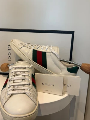 Gucci Ace Skor Vita - Säljer ett par sjyssta Gucci Ace skor | ≈ 6500kr uppåt nypris | Box ingår | Äkta liksom allt vi säljer | Skriv gärna vid minsta fundering 🙌