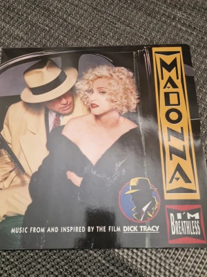 Madonna I'm Breathless Dick Tracy LP - Säljer en vinylskiva med Madonna - I'm Breathless (Music From And Inspired By The Film Dick Tracy). Skivan innehåller låtar som "Vogue", "Hanky Panky" och "Something To Remember". Som ny. Inga repor.