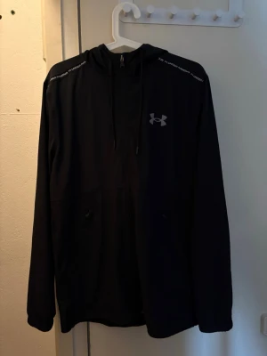Svart ziphoodie från Under Armour - Storlek M kan passa L 