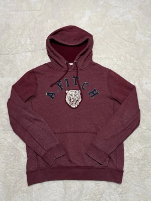 Abercrombie And Fitch hoodie - Röd hoodie från A&F, bra skick✅
