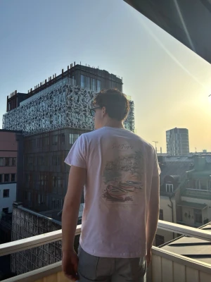 Vit t-shirt med tryck från Saint-Tropez - Vit t-shirt med ett snyggt tryck på ryggen. Klassisk passform och korta ärmar. Perfekt för dig som gillar stilrena plagg med en touch av sommarfeeling. Första T-shirten släpps inom kort! Alla storlekar kommer finnas!