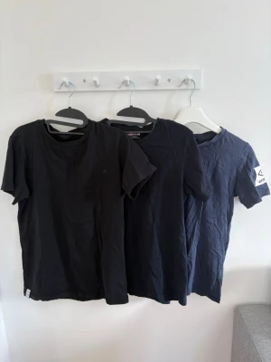 Herr tre pack t-shirts - klädpaket  - Säljer tre snygga t-shirts från olika märken alla är i storlek S och fint skick. Blå t-shirt från Umbro, svart T-shirt från replay, mörkblå t-shirt som nästan är svart är ifrån Saint Vincent. Hör av er vid frågor!