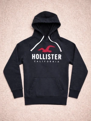 Hollister Hoodie - Svart Vintage Hollister Hoodie - Tröjan är i utmärkt skick utan defekter - Storlek: S - Pris: 699kr - Först till Kvarn! 
