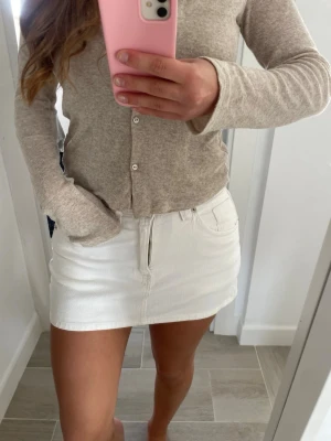 Vit jeanskjol - Vit jeans kjoled inbyggda shorts från stradivarius 