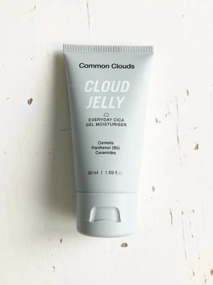 🍒Ny! Common Clouds Cloud Jelly🍒 - 🍒Ny! Cloud Jelly som endast är testad några gånger. Nypris 189kr Kartongen medföljer🍒Cloud Jelly är en ultra-fuktgivande, oljefri gelkräm som omedelbart återfuktar o lugnar stressad hud. Barriärstärkande pantenol (vitamin B5), centella asiatica, hyaluronsyra o ceramider verkar tillsammans för att öka hudens fuktnivåer, dämpa blossighet o skapa en jämnare hudton. Huden känns fuktmättad, lugn och plumpad. Cloud Jelly passar alla hudtyper.🍒