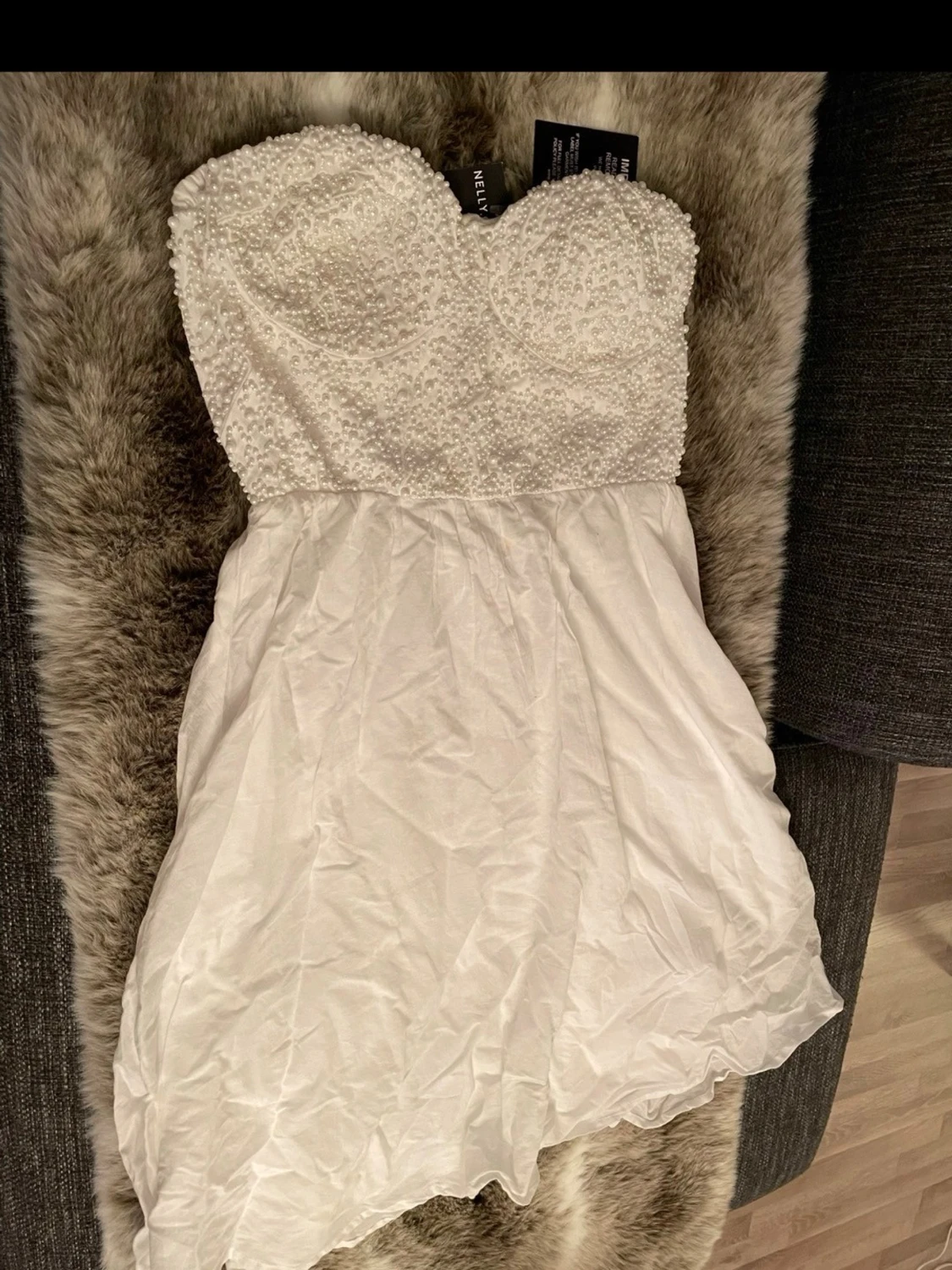 Vit axelbandslös kort klänning