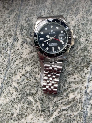 Klocka - Fet klocka från R. Den fukqr inte