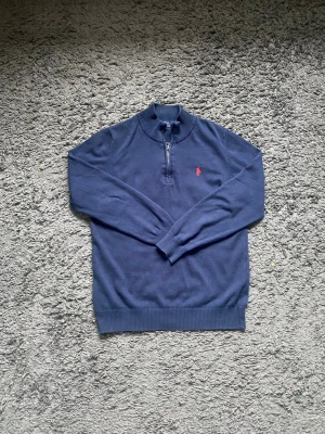 Ralph Lauren quarter zip - Tja! Säljer nu denna quarter zip från Ralph Lauren i storlek S. Tröjan är i nyskick utan defekter. Tveka inte om ni har några frågor om tröjan eller priset😁