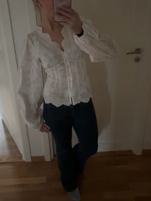 Vit blus med ballongärmar XS - Säljer den populära vita blusen från Gina Tricot i storlek XS med broderade blommor och ballongärmar. Aldrig använd💞prislappen kvar