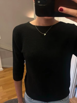 Tröja med trekvartsärm  - Svart trekvartsärm tröja från H&M. Storlek xs men passar mig som är s/m.♥️