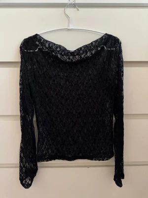 Svart spetsblus med lång ärm - Svart långärmad spetstopp med draperad urringning/off shoulder. Superfin och elegant modell, perfekt till fest eller middag🖤🫶🏻